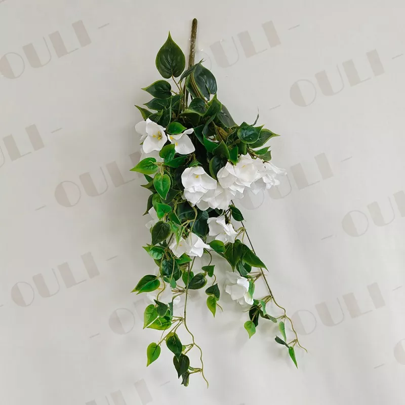 Bougainvillea faltsuak lore zintzilikatuta